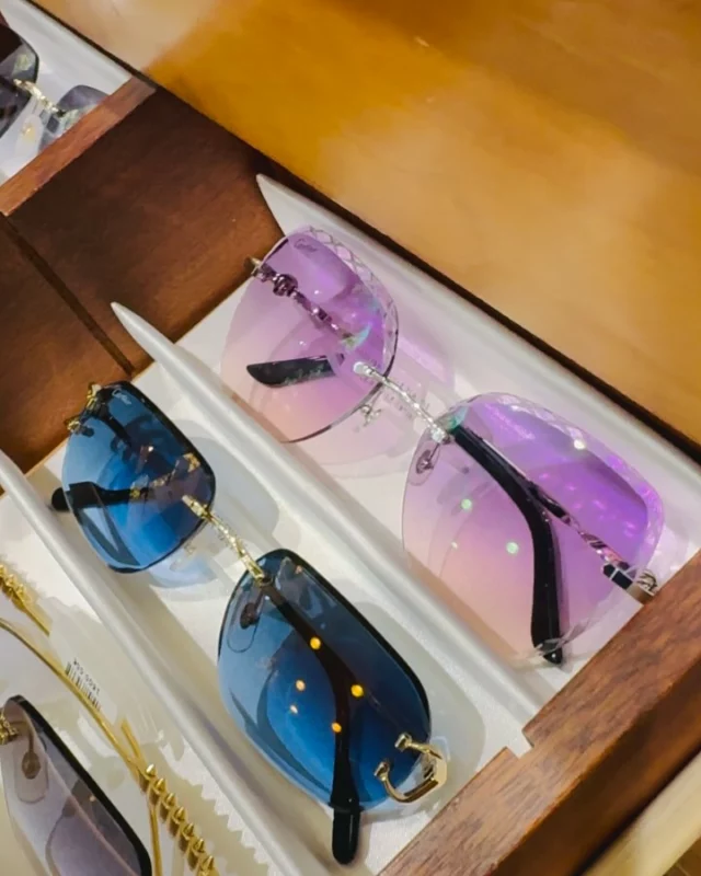 Notre sélection de montures solaires Cartier 🐆 percées pour cet été. Iconiques ou originales Diamond Cut, à vous d’adopter le style qui vous ressemble.

#tours #maisonchartier #cartier #lunettescartier #diamondcut